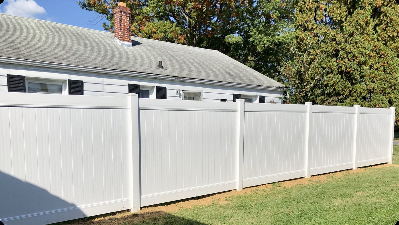 White vinyl privacy fence installed in Baton Rouge, LA
